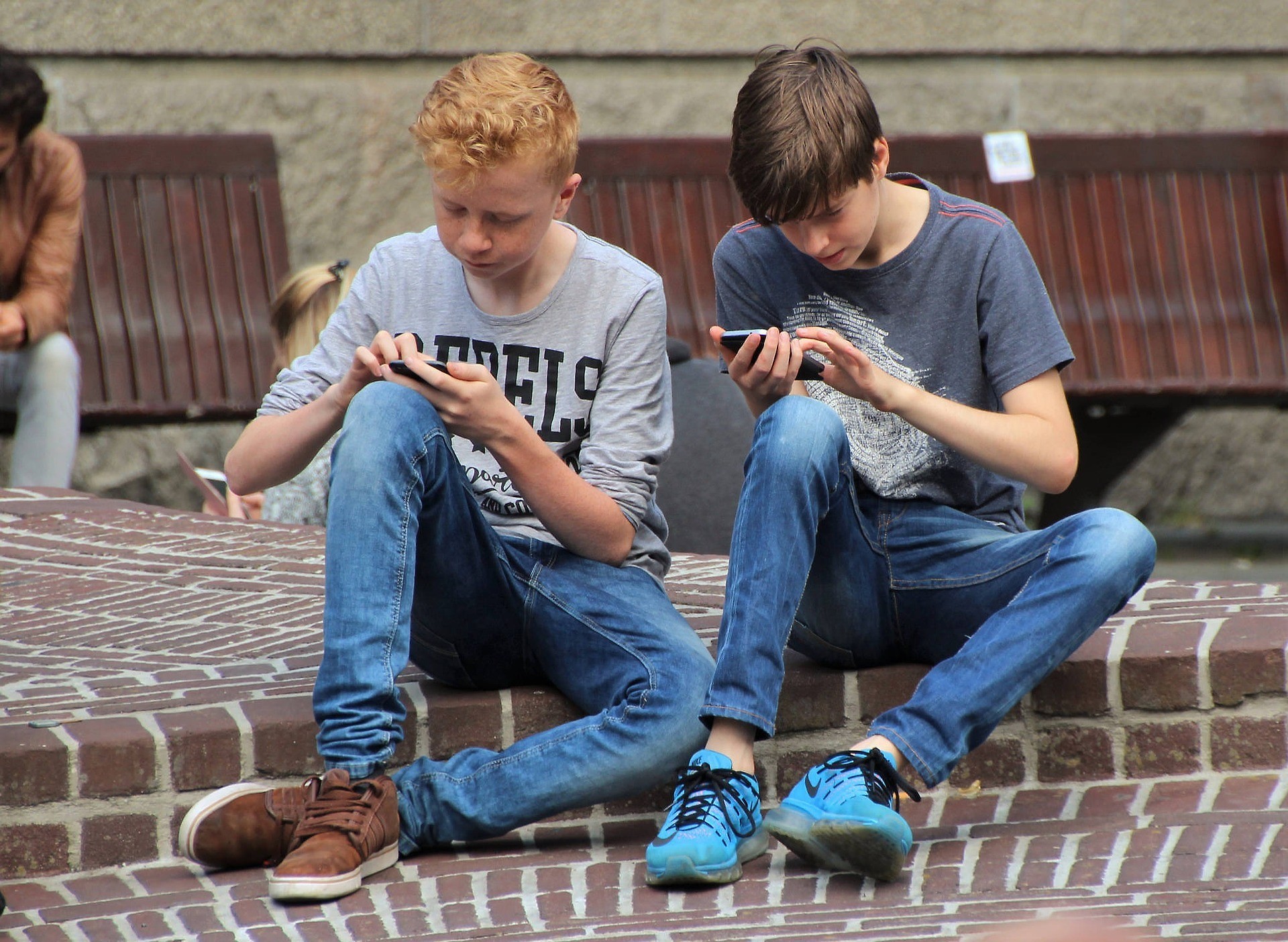 Młodzi przy telefonie.jpg