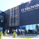 Młodzież wchodząca do budynku CKZ Technik w Kielcach.