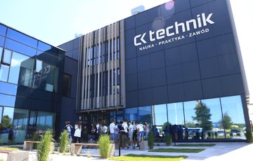 Młodzież wchodząca do budynku CKZ Technik w Kielcach.