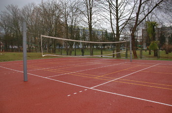 Boisko do gry w siatkówkę i badmintona przy SP 28 już gotowe