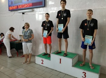 Kieleccy pływacy na zawodach w Winnicy 2.jpg