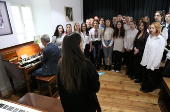 Młodzież z Ukrainy zaśpiewała swój narodowy hymn w Muzeum Hammonda 