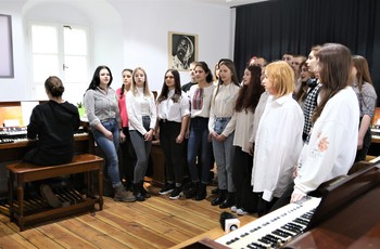 Młodzież z Ukrainy zaśpiewała swój narodowy hymn w Muzeum Hammonda 