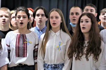 Młodzież z Ukrainy zaśpiewała swój narodowy hymn w Muzeum Hammonda