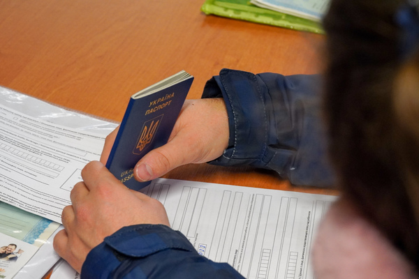 Osoba trzymająca paszport ukraiński