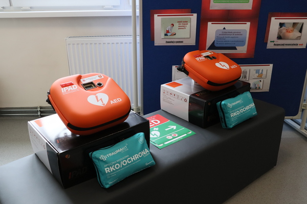Więcej urządzeń ratujących życie. Defibrylatory AED trafiły do ZSI i Teatru „Kubuś”
