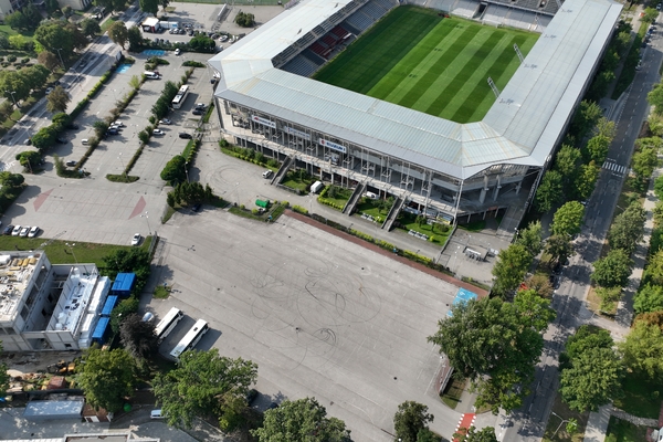 zdjęcie z drona; Stadion Suzuki Arena i parking