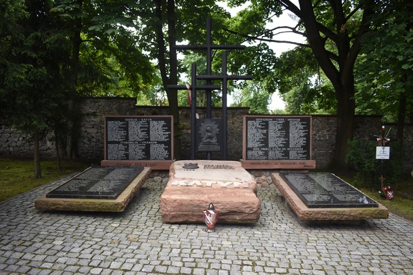 Pomnik Katyński na Cmentarzu Partyzanckim w Kielcach