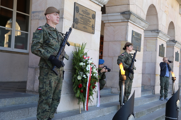 Żołnierze przy tablicy poświęconej obrońcom Westerplatte.