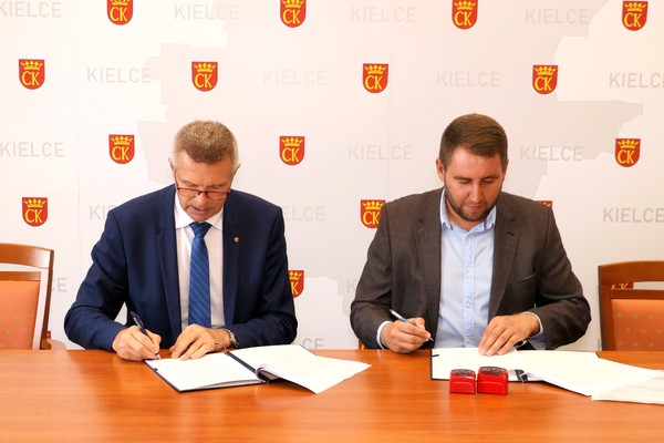 Umowę na realizację inwestycji przy Szkole Podstawowej nr 2 podpisał prezydent Kielc Bogdan Wenta z przedstawicielem wykonawcy Grzegorzem Ludwickim.