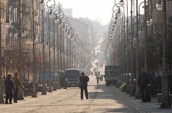 Ulica Sienkiewicza - widok od strony dworca PKP w listopadowy poranek