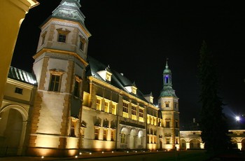 Pałac od frontu nocą