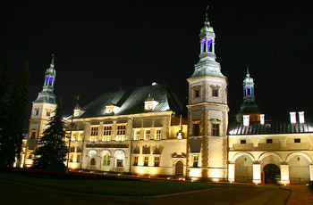 Pałac od frontu nocą