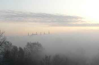 Widok na pałac we mgle