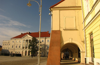 Kamienica Tomkiewiczów - podcienia. Siedziba Dyrekcji Muzeum Narodowego