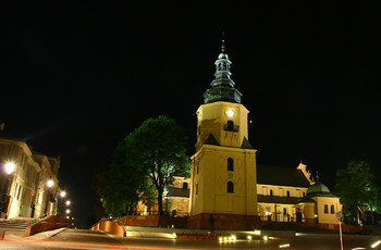 Nocny widok na plac, po lewej widać budynek Kurii Biskupiej