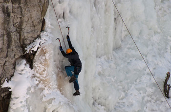 Wspinaczka po lodowej ścianie wymaga znajomości podstawowych umiejętności alpinistycznych i wyposażenia w specjalistyczny sprzęt.