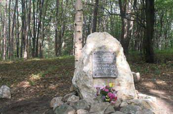 Symboliczny grób - pomnik, poświęcony pamięci ks. Stanisław Ziółkowskiego zamordowanego w 1946 roku