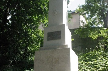 Na kamiennym obelisku z kamienia pińczowskiego znajduje się kamienny krzyż. Na bocznej ścianie umieszczono płaskorzeźbę orła w koronie, a poniżej tablicę z napisem: Zbiorowa mogiła powstańców 1863 r.